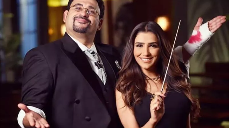 شاهد .. مى عمر تداعب أكرم حسنى بصورة من كواليس 