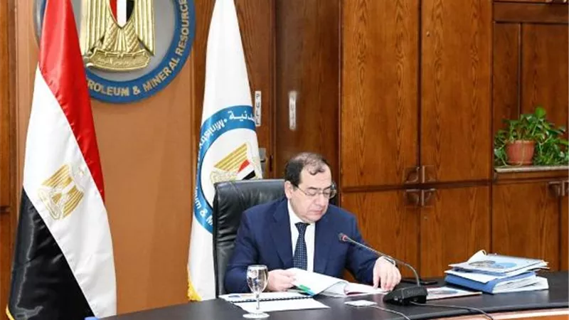 الملا: جارى تنفيذ مصافى تكرير بـ4 محافظات باستثمارات 7 مليارات دولار