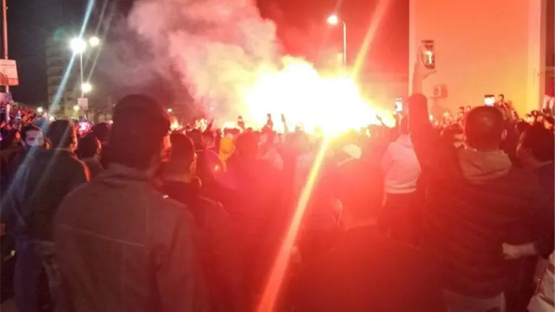 بالصور والفيديو.. وقفة احتجاجية لجماهير الإسماعيلي تطالب برحيل مجلس الإدارة