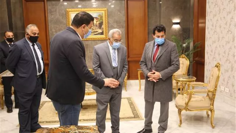 وزير الرياضة يتفقد استاد القاهرة الدولي ويشهد بروفه افتتاح مونديال اليد