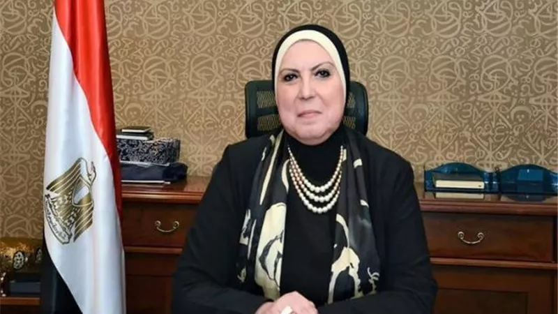 وزيرة الصناعة تعفى المشروعات المتوسطة والصغيرة ومتناهية الصغر من ضريبة الدمغة