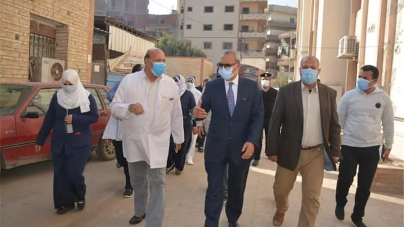محافظ القليوبية يتفقد مستشفي الحميات وبنها التعليمي