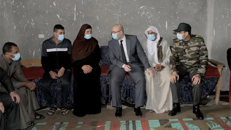 محافظ بني سويف يقدم العزاء فى شهيد الزاوية الخضراء