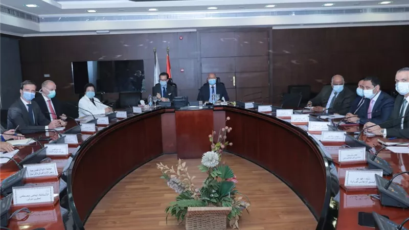 وزير النقل يبحث مع السفير الفرنسي التعاون في مجال انشاء خطوط سكك حديدية جديدة