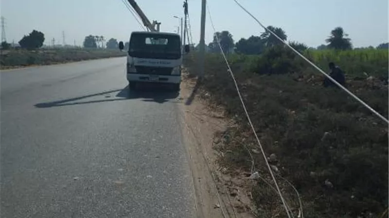 دعم شبكة الكهرباء وتوسيع ورصف طرق بإسنا جنوب الأقصر