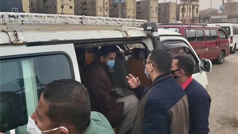 معاون محافظ بنى سويف يتابع التزام السائقين والمواطنين بارتداء الكمامات