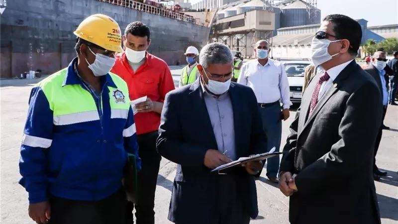 وصول ميناء دمياط 59798 حبوب وأخشاب وحديد