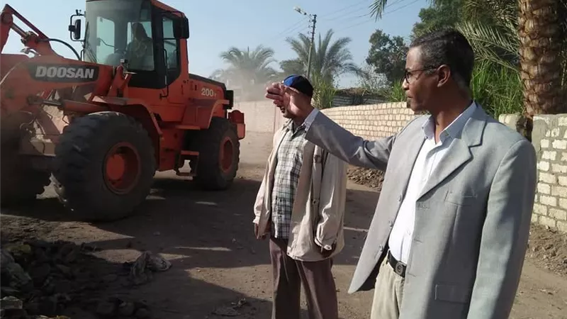 رئيس مركز البياضية يتابع أعمال النظافة بقريتى الحبيل والبغدادى