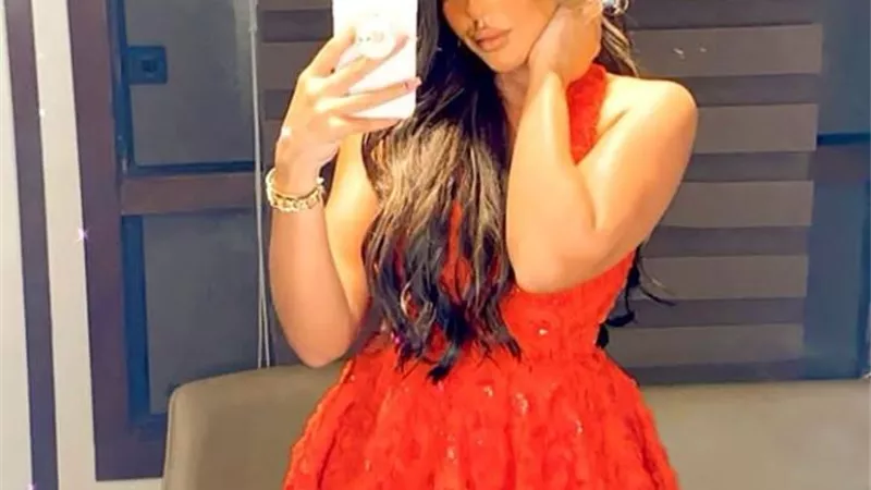 بالأحمر .. سارة سلامة تخطف الأنظار عبر إنستجرام