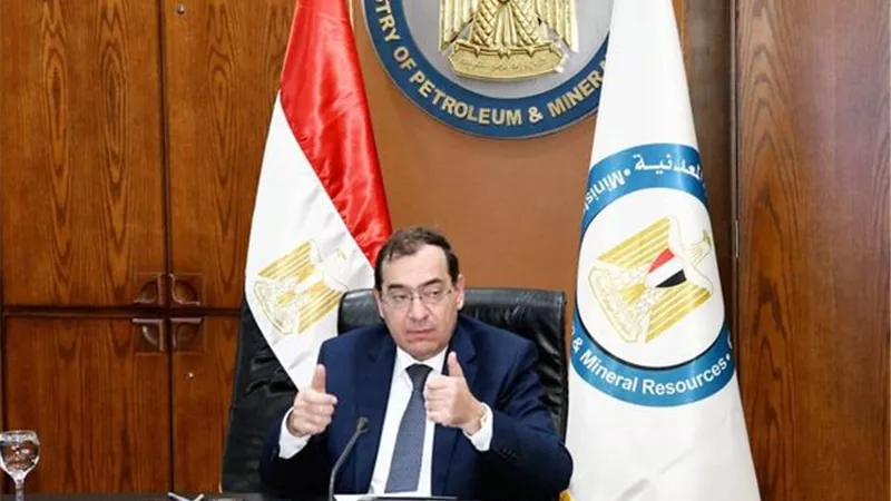 وزير البترول يوجه بالإسراع في عمليات الاحلال والتجديد والتحديث لكافة عناصر منظومة تداول وتوزيع المنتجات البترولية