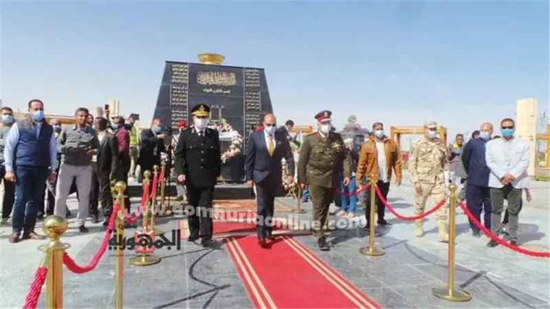 محافظ أسوان يضع أكاليل الزهور على النصب التذكارى للشهداء فى العيد القومى