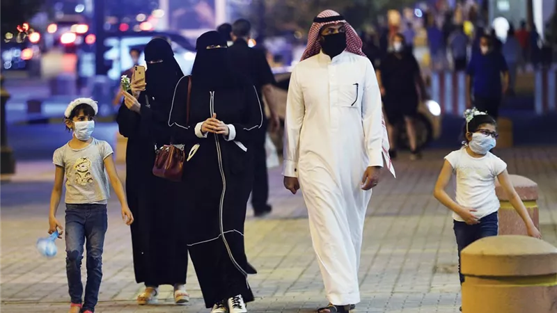 تكريم سيدة أبلغت عن 100 مخالفة للإجراءت الاحترازية وأغلقت 5 محال