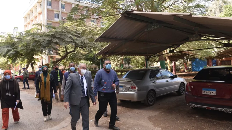 رئيس جامعة أسيوط في جولة تفقدية في أنحاء الحرم الجامعى