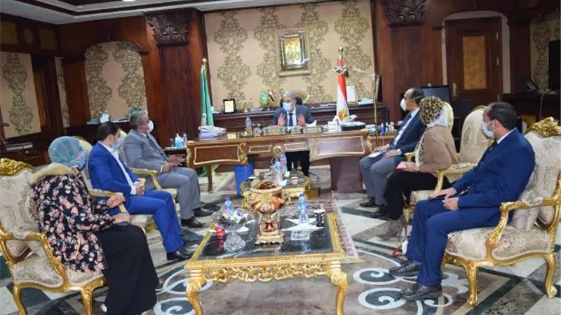 محافظ المنيا، يناقش مع أعضاء البرنامج الرئاسي خطة متابعة مبادرة 