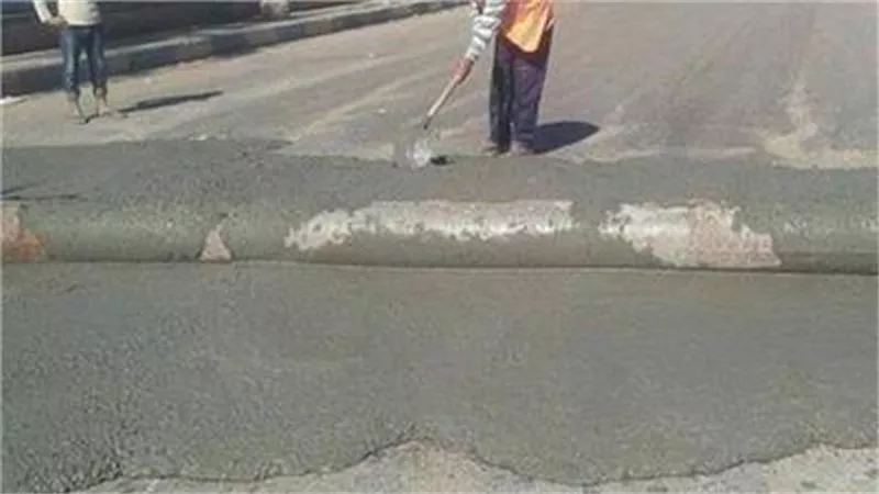 بسبب انزعاجه من سرعة السيارات.. أنشأ 11 مطباً صناعياً أمام منزله