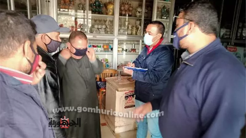 ٥٣ محضر عدم ارتداء كمامة وغلق منشأتين وفض فرح بمدينة فارسكور