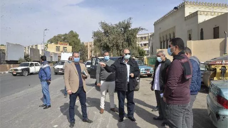 محافظ أسيوط يتفقد أعمال رصف شارع أحمد حسن الباقوري بالوليدية .صور