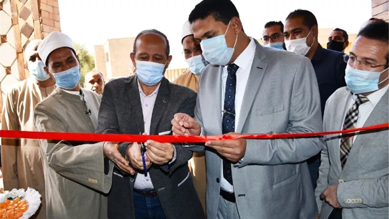 احتفالا بالعيد القومي.. سكرتير عام أسوان يفتتح مسجد الهادى بالشلال .صور