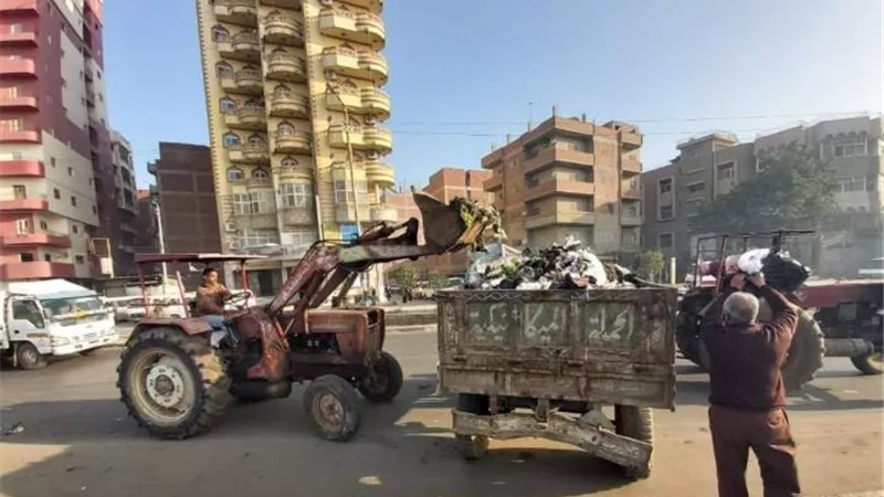 استمرار أعمال النظافة بالزقازيق ونقل صناديق القمامة للأماكن المخصصة لها .. صور