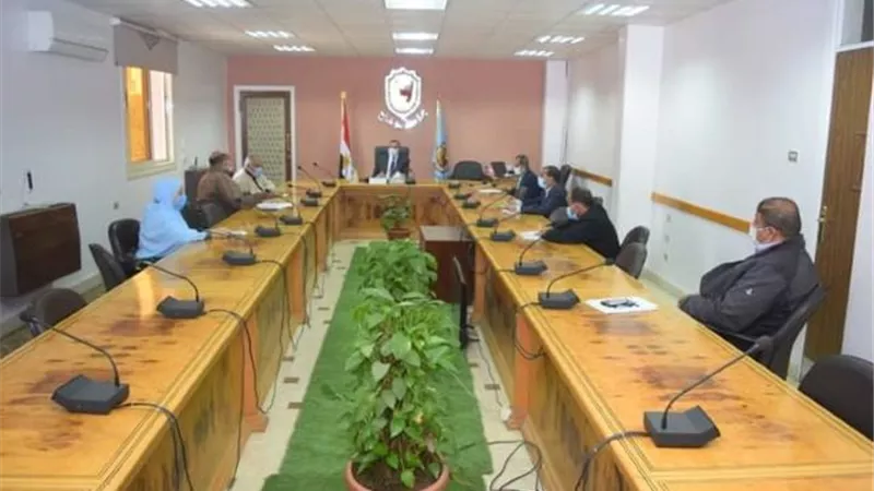 رئيس جامعة سوهاج يجتمع َمع إستشارى فرق الحاضنات التكنولوجية 