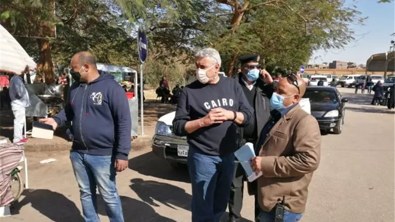 رئيس مدينة الأقصر يقود حملة لمتابعة تطبيق الإجراءات الاحترازية.. بالصور