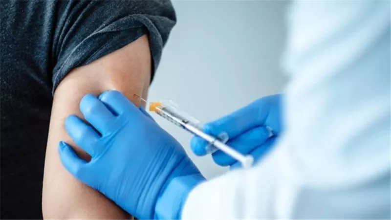الإمارات تعلن تفاصيل تحقيق أعلى معدل توزيع جرعات لقاح كورونا