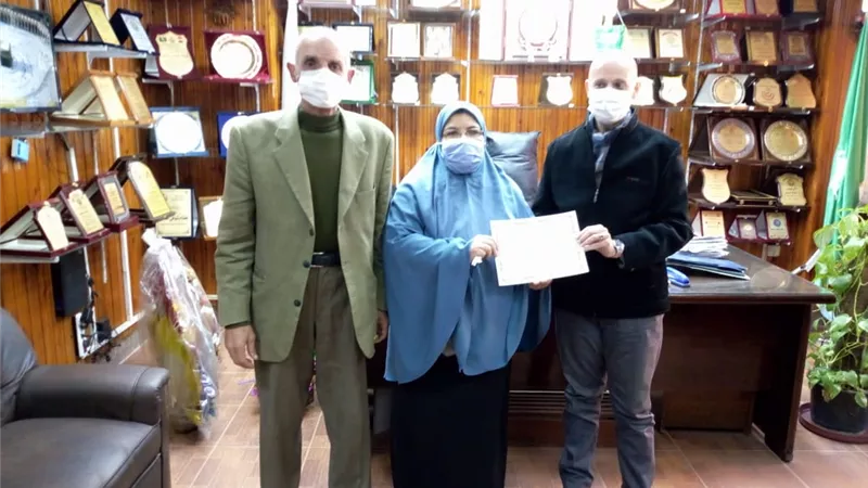 وكيل الصحة بالشرقية يكرم كبيرة اخصائيين بالشئون المالية