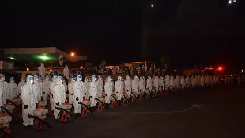 القوات المسلحة تنفذ عمليات التطهير والتعقيم الوقائى لمجمع مواقف السلام وعبود والمظلات وعدد من محطات المترو ..فيديو وصور
