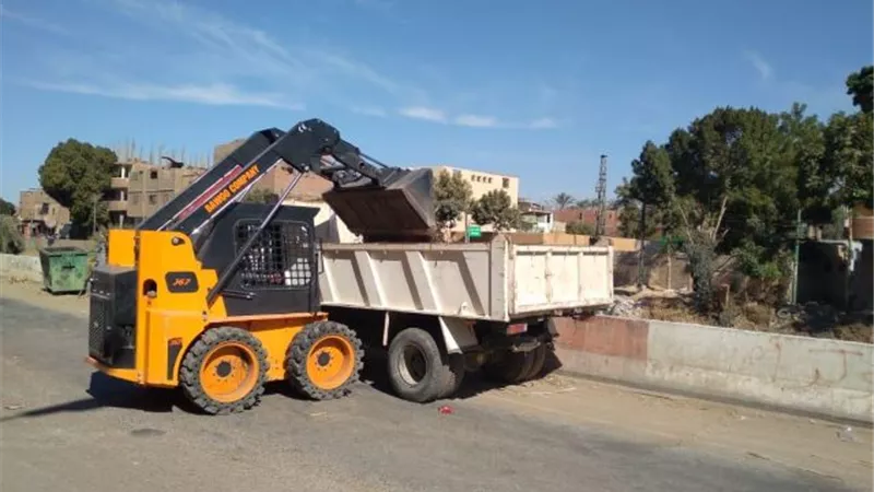 حملة نظافة موسعة بشوارع إسنا جنوب الأقصر.. بالصور