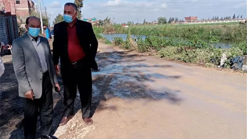 محافظ كفر الشيخ يتابع رفع كفاءة الطرق فى الحامول.. بالصور
