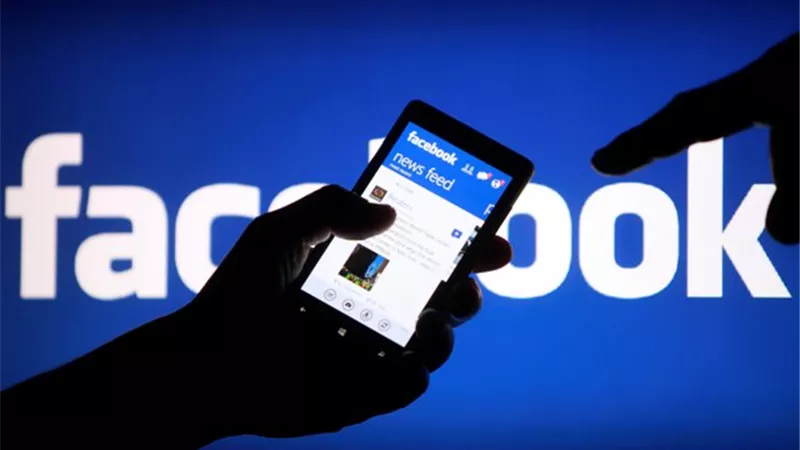 حكاية بدأت بطلب صداقة على «فيس بوك» وأنتهت بتصويره عاريًا ومساومته على 100 ألف جنيه.. والمتهمة: «عملناله كمين»