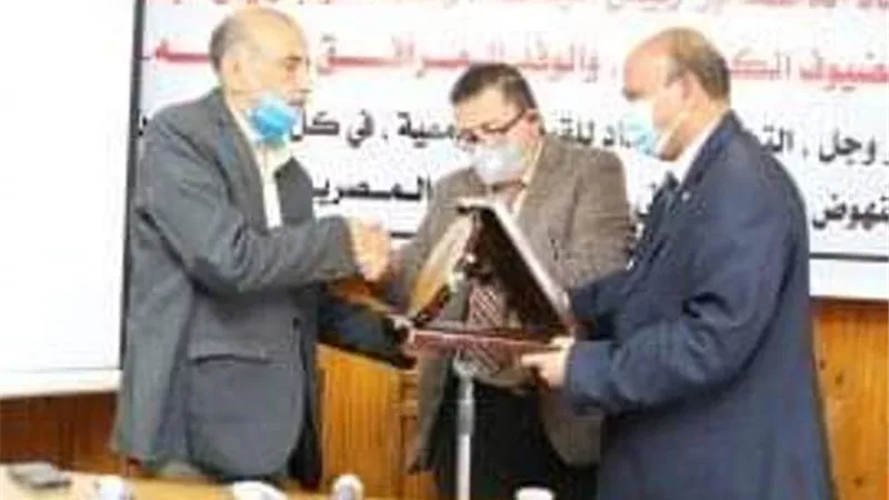 حقوق جنوب الوادى تكرم مدير رعاية الشباب لبلوغه سن التقاعد