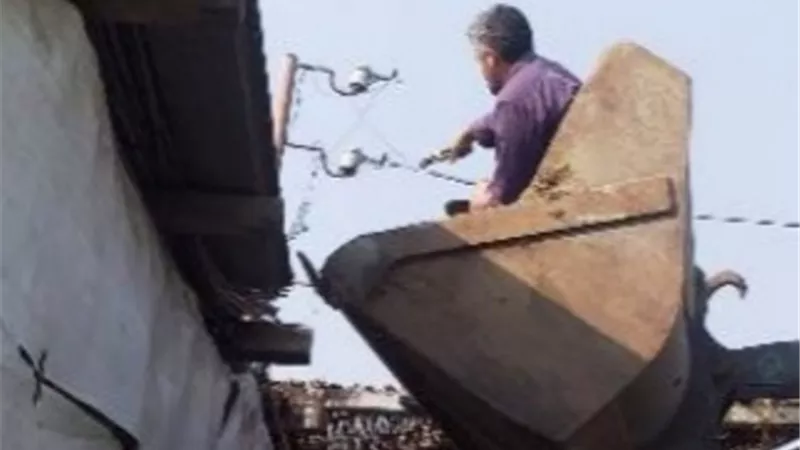 ازالة لمبنى بعزبة ظاظا بالعصايد واحالة المخالف للنيابة