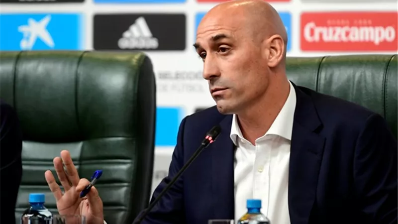 بعد واقعة تحكيمية مثيرة للجدل.. رئيس الاتحاد الإسباني يعتذر من ريال مدريد
