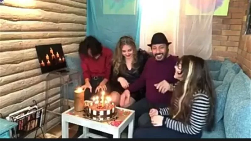 الحجار يحتفل بعيد زواجه الـ ١٨
