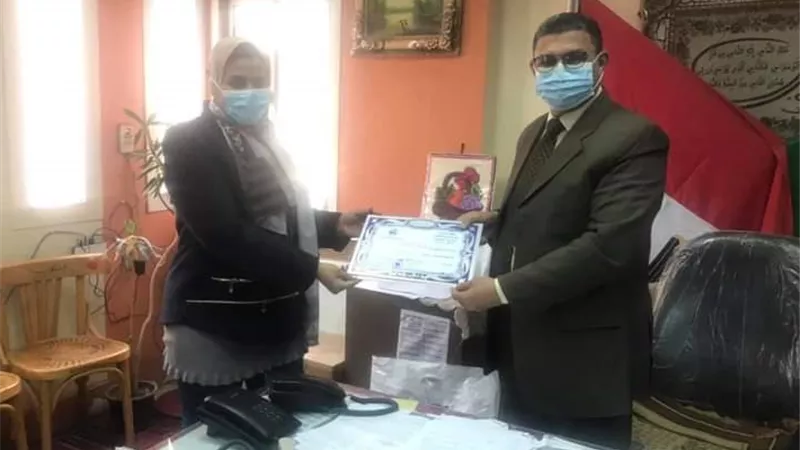 مدير تعليم بنها يكرم قسم الإحصاء ومركز المعلومات بالإدارة