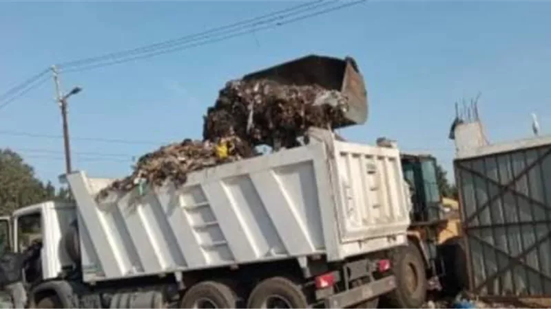 وحدة التدخل السريع ترفع (540) طن قمامة ومخلفات من النقطة الوسيطة بمدينة ههيا