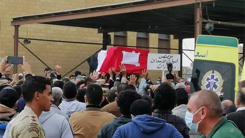 صقر والقيادات التنفيذية والنواب يقدمون العزاء في فقيد شباب السويس النقيب شهيد محمد عمرو