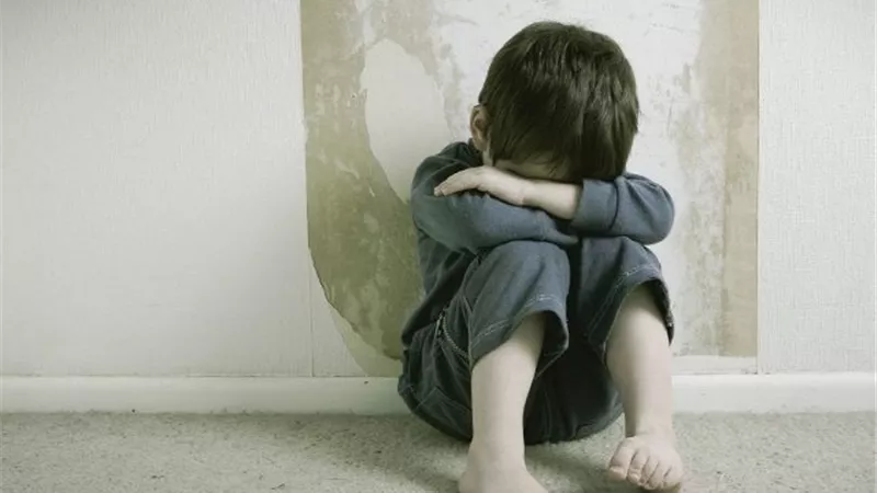 في دائرة اللبان.. مندوب المبيعات استغل سفر جاره وهتك عرض طفله وابتزه بالفيديوهات