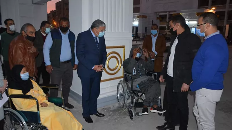 قرار انسانى لمحافظ المنيا : كرسيان متحركان ودعما ماليا لشقيقين من ذوى الهمم