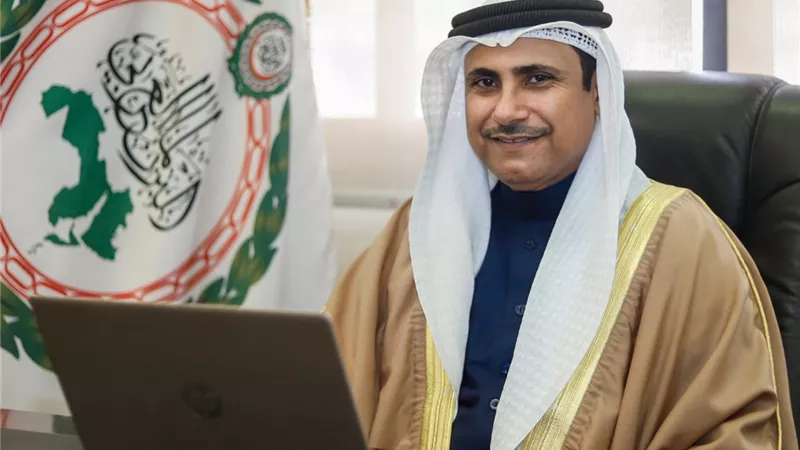رئيس البرلمان العربي يُهنئ الدكتور أحمد عبيد بن دغر لتعيينه رئيسًا لمجلس الشورى اليمني