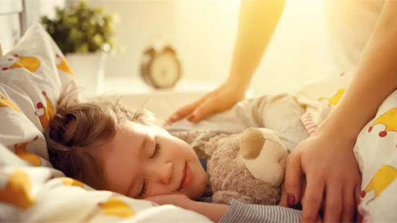٤ نصائح لتعويد طفلك على النوم بمفرده