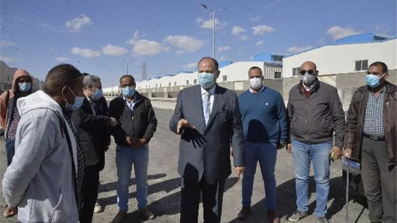 محافظ أسيوط يتفقد أعمال توصيل المرافق بمجمع الصناعات الصغيرة والمتوسطة بمنطقة عرب العوامر