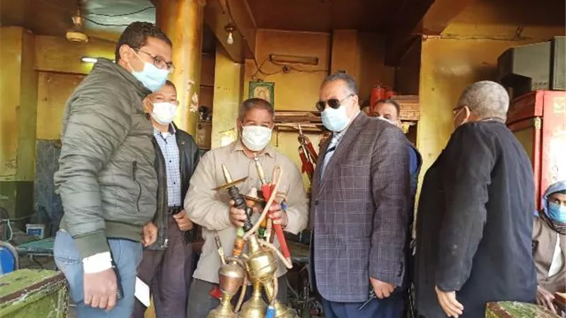 محافظ أسيوط: مصادرة شيش وغلق كافيتريات لمخالفتها الإجراءات الإحترازية لمواجهة كورونا.صور