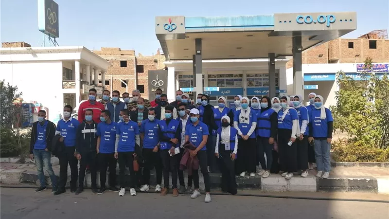 الشريف يوزع «كمامات» على عمال مشروع تحويل السيارات إلى الغاز الطبيعى بمدينة الأقصر