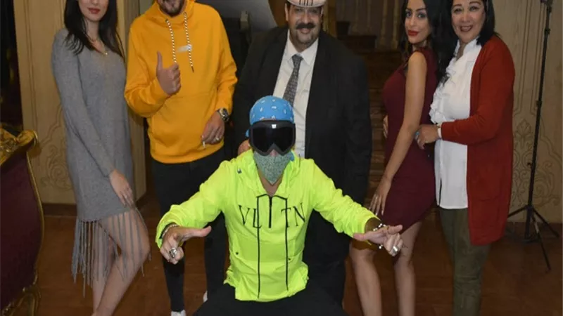 كازانوفا بقناع مبتكر فى كليب 