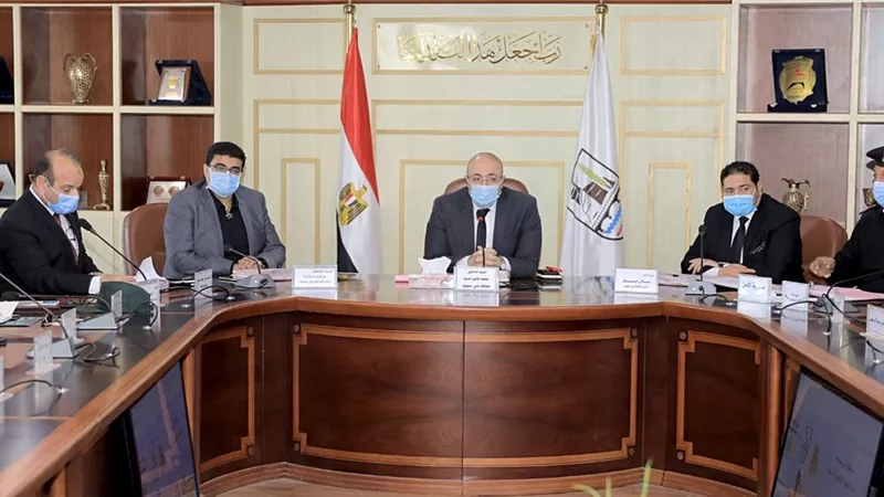 محافظ بني سويف يؤدي واجب العزاء في وفاة شهيد