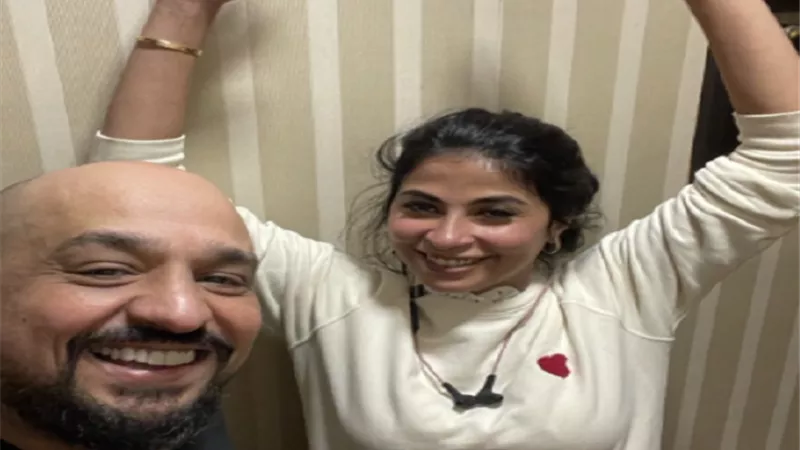 روبى بإطلالة طريفة فى أحدث ظهور مع الموزع توما