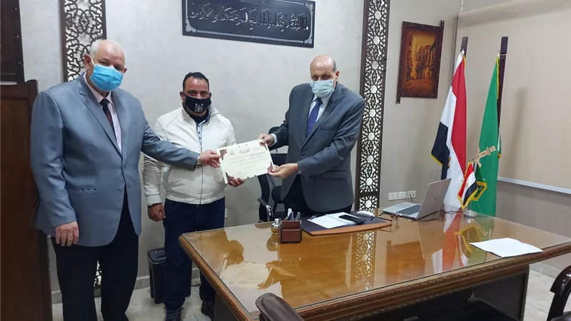 وكيل التعليم بالقليوبية يُكرم عاملا بمدرسة في شبرا الخيمة