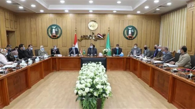 محافظ المنوفية : الاهتمام بطلبات المواطنين والتواجد الميداني لرفع الإشغالات وإزالة التعديات المخالفة
